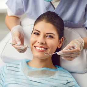 Знижка у розмірі 20% від стоматології на комплексну чистку зубів від «Три Зуб»