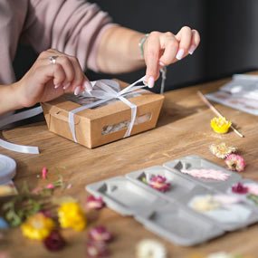 Упакування, вітальний конверт або свічки на торт (на вибір) при придбанні товару від крамниці «Квіткарня Мельників»